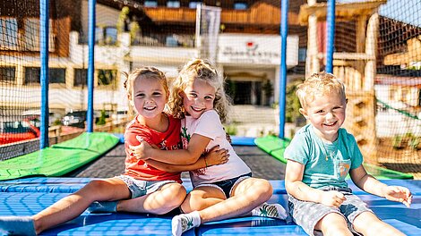 Kinder spielen auf dem Trampolin