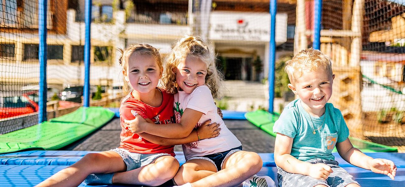 Kinder spielen auf dem Trampolin