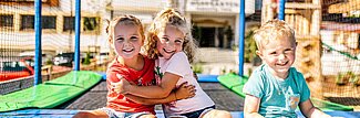 Kinder spielen auf dem Trampolin