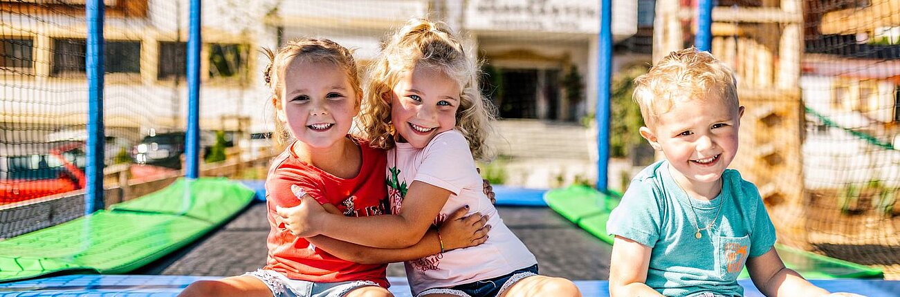 Kinder spielen auf dem Trampolin