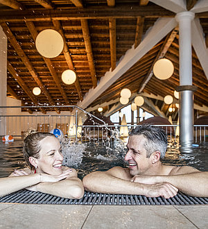 Eltern im Hallenbad