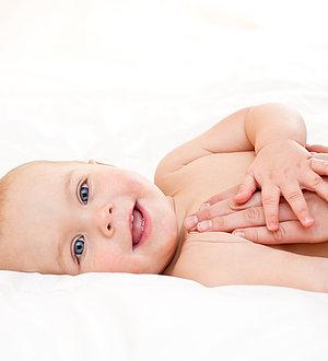 Lachendes Baby wird massiert