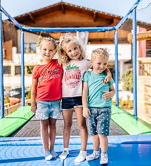 Mädchen auf dem Trampolin