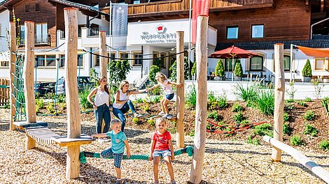 Kinder und Eltern auf dem Spielplatz vom Hopfgarten