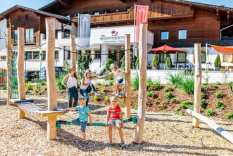 Kinder und Eltern auf dem Spielplatz vom Hopfgarten