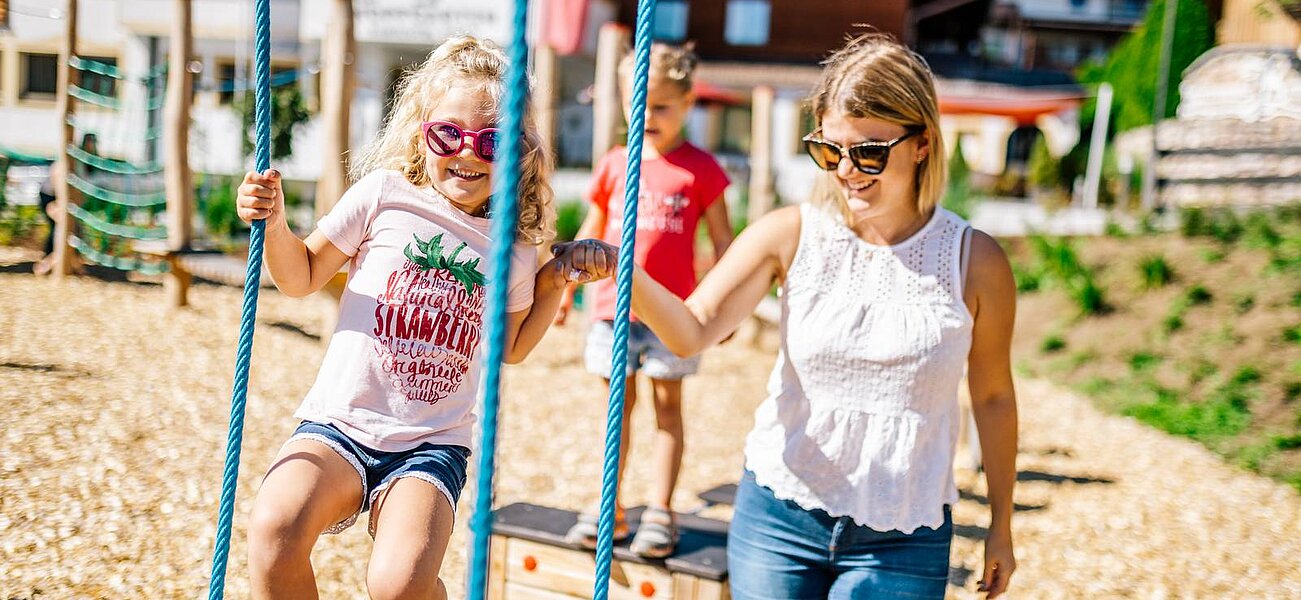 Mutter und Tochter auf dem Spielplatz